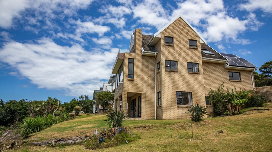 4 Bedroom Property for Sale in Cove Rock Eastern Cape